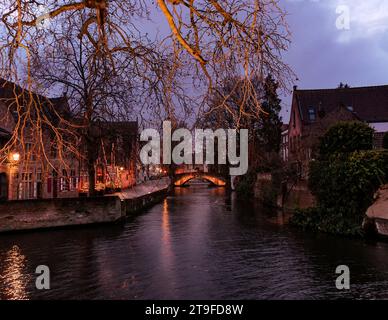Ein Blick auf die Kanäle in Brügge während Weihnachten. Stockfoto
