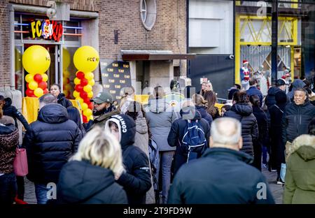 ROTTERDAM: Besucher des FC Kip Restaurants von Jandino Asporaat warten in der Warteschlange. Der FC Kip ist eine Fast-Food-Kette, die eine wichtige Rolle in der Serie The Dino Show und der nachfolgenden Bon Bini Holland Filmserie spielt. ANP ROBIN UTRECHT niederlande raus - belgien raus Stockfoto