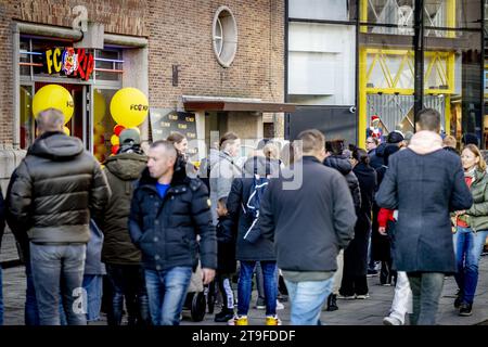 ROTTERDAM: Besucher des FC Kip Restaurants von Jandino Asporaat warten in der Warteschlange. Der FC Kip ist eine Fast-Food-Kette, die eine wichtige Rolle in der Serie The Dino Show und der nachfolgenden Bon Bini Holland Filmserie spielt. ANP ROBIN UTRECHT niederlande raus - belgien raus Stockfoto