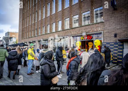 ROTTERDAM: Besucher des FC Kip Restaurants von Jandino Asporaat warten in der Warteschlange. Der FC Kip ist eine Fast-Food-Kette, die eine wichtige Rolle in der Serie The Dino Show und der nachfolgenden Bon Bini Holland Filmserie spielt. ANP ROBIN UTRECHT niederlande raus - belgien raus Stockfoto