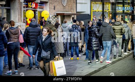 ROTTERDAM: Besucher des FC Kip Restaurants von Jandino Asporaat warten in der Warteschlange. Der FC Kip ist eine Fast-Food-Kette, die eine wichtige Rolle in der Serie The Dino Show und der nachfolgenden Bon Bini Holland Filmserie spielt. ANP ROBIN UTRECHT niederlande raus - belgien raus Stockfoto