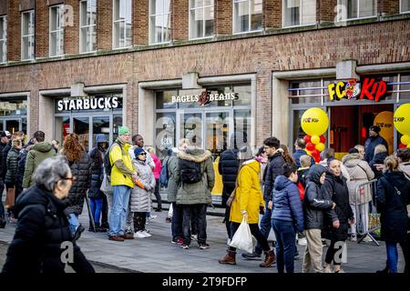 ROTTERDAM: Besucher des FC Kip Restaurants von Jandino Asporaat warten in der Warteschlange. Der FC Kip ist eine Fast-Food-Kette, die eine wichtige Rolle in der Serie The Dino Show und der nachfolgenden Bon Bini Holland Filmserie spielt. ANP ROBIN UTRECHT niederlande raus - belgien raus Stockfoto