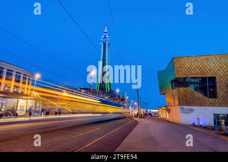 Blackpool; Turm und Hochzeitskapelle bei Nacht; Lancashire; Großbritannien Stockfoto