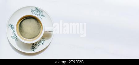 Eine Tasse Kaffee. Isolierter weißer Hintergrund. Kopitiam oder malaysisches Café-Konzept. Flache Lagen oder Draufsicht. Stockfoto