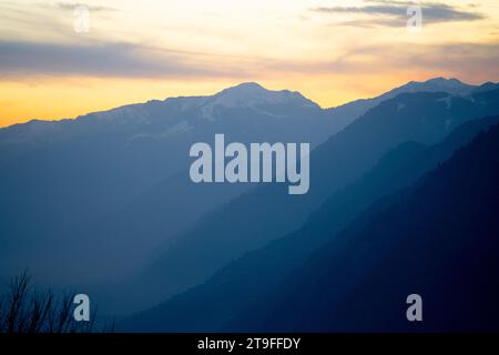 Orangefarbene Blautöne der Himalaya-Berge von shimla zeigen die Gelassenheit dieses beliebten Touristenziels bei Sonnenuntergang Stockfoto