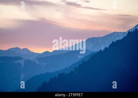 Rosafarbene Blautöne der himalaya-Berge, die in Nebel verschwinden und die ruhige Aussicht vom Ferienziel Manali Kullu für Winter und Sommer zeigen Stockfoto