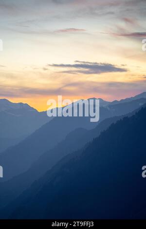 Orangefarbene Blautöne der Himalaya-Berge von shimla zeigen die Gelassenheit dieses beliebten Touristenziels bei Sonnenuntergang Stockfoto