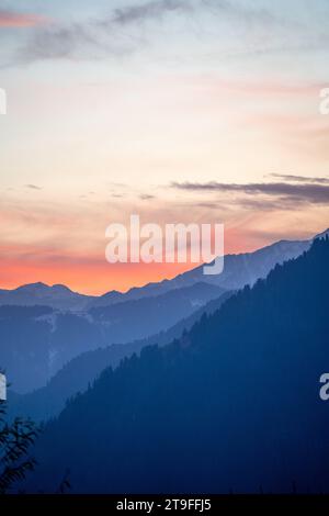 Rosafarbene Blautöne der himalaya-Berge, die in Nebel verschwinden und die ruhige Aussicht vom Ferienziel Manali Kullu für Winter und Sommer zeigen Stockfoto