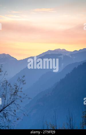 Rosafarbene Blautöne der himalaya-Berge, die in Nebel verschwinden und die ruhige Aussicht vom Ferienziel Manali Kullu für Winter und Sommer zeigen Stockfoto