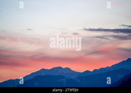 Rosafarbene Blautöne der himalaya-Berge, die in Nebel verschwinden und die ruhige Aussicht vom Ferienziel Manali Kullu für Winter und Sommer zeigen Stockfoto