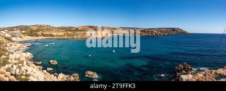 Mellieħa, Malta - Mai 2021: Viele Menschen am IR-Ramla Tal-Mixquqa Strand in Golden Bay. Eine bezaubernde Bucht mit Strand auf Malta, Europa Stockfoto