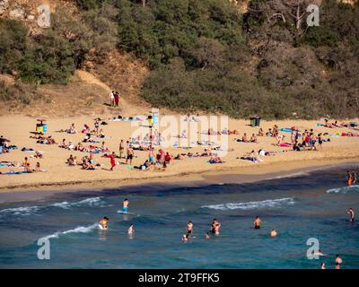 Mellieħa, Malta - Mai 2021: Viele Menschen am IR-Ramla Tal-Mixquqa Strand in Golden Bay. Eine bezaubernde Bucht mit Strand auf Malta, Europa Stockfoto