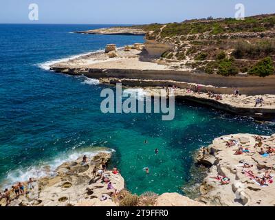 Marsaxlokk, Malta - Mai 2021: St. Peter's Pool ist einer der schönsten und atemberaubendsten natürlichen Swimmingpools in Malta, Europa Stockfoto