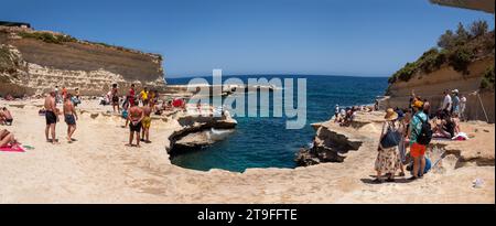 Marsaxlokk, Malta - Mai 2021: St. Peter's Pool ist einer der schönsten und atemberaubendsten natürlichen Swimmingpools in Malta, Europa Stockfoto