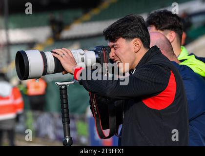 Luke O'Nien #13 von Sunderland macht Fotos mit Sunderland Club Fotograf Kamera während des Sky Bet Championship Matches Plymouth Argyle vs Sunderland at Home Park, Plymouth, Großbritannien, 25. November 2023 (Foto: Stan Kasala/News Images) Stockfoto