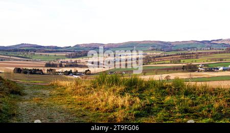 Dundee, Tayside, Schottland, Großbritannien. November 2023. Wetter in Großbritannien: Temperaturen erreichten 1°C aufgrund des kalten und frostigen Wetters. Die frühe Wintersonne mit kaltem, frostigem Wetter bietet wunderschöne Panoramablicke über die Sidlaw Hills und das Strathmore Valley im ländlichen Dundee. Quelle: Dundee Photographics/Alamy Live News Stockfoto