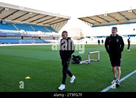 Coventry City Liam Kelly (links) und Kyle McFadzean vor dem Sky Bet Championship Match im den, London. Bilddatum: Samstag, 25. November 2023. Stockfoto