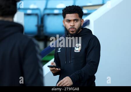 Jay Dasilva von Coventry City vor dem Sky Bet Championship-Spiel im den, London. Bilddatum: Samstag, 25. November 2023. Stockfoto