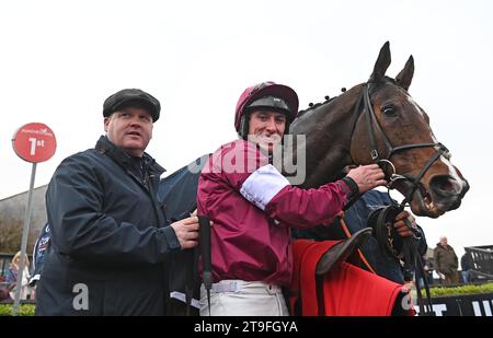 Jockey Jack Kennedy (rechts) mit Pferd Favori de Champdou und Trainer Gordon Elliott (links), nachdem er die Liam & Valerie Brennan Florida Pearl Novice Chase am ersten Tag des Punchestown Winter Festivals auf der Punchestown Racecourse gewonnen hatte. Bilddatum: Samstag, 25. November 2023. Stockfoto