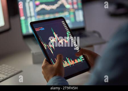 Trader Investor hält TAB in Händen und analysiert den Börsenmarkt. Nahaufnahme. Stockfoto