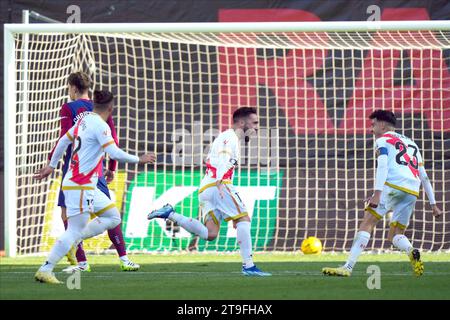 Madrid, Spanien. November 2023. Während des Spiels der La Liga zwischen Rayo Vallecano und dem FC Barcelona spielte er am 25. November im Vallecas Stadion in Madrid, Spanien. (Foto: Cesar Cebolla/PRESSINPHOTO) Credit: PRESSINPHOTO SPORTS AGENCY/Alamy Live News Stockfoto