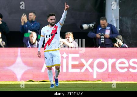 Madrid, Spanien. November 2023. Während des Spiels der La Liga zwischen Rayo Vallecano und dem FC Barcelona spielte er am 25. November im Vallecas Stadion in Madrid, Spanien. (Foto: Cesar Cebolla/PRESSINPHOTO) Credit: PRESSINPHOTO SPORTS AGENCY/Alamy Live News Stockfoto