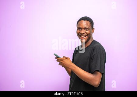 junger Mann mit Handy Stockfoto
