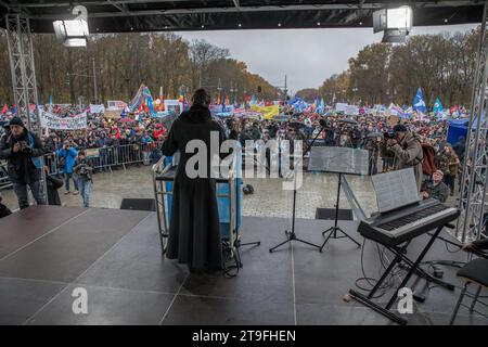 Am 25. November 2023 fand am Brandenburger Tor in Berlin eine Friedensdemonstration mit dem Titel No to Wars – Stop the Arms Madness – Shape a Peace and Fair Future statt. Verschiedene Gruppen und Persönlichkeiten, darunter das ehemalige Linksparteimitglied Sahra Wagenknecht, forderten die Demonstration. Die Organisatoren verurteilten den russischen Einmarsch in die Ukraine und kritisierten die NATO. Sie forderten Solidarität mit der Ukraine, einen Waffenstillstand und Verhandlungen und forderten keine weiteren Waffenlieferungen in die Ukraine. In ihrer Rede auf der Veranstaltung kritisierte Sahra Wagenknecht, eine prominente Persönlichkeit in der deutschen Politik, die Verteidiger Stockfoto