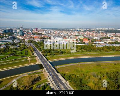 Luftlandschaft des Flusses Warta, der Queen-Jadwigi-Brücke und des entfernten Stadtzentrums von Posen Stockfoto
