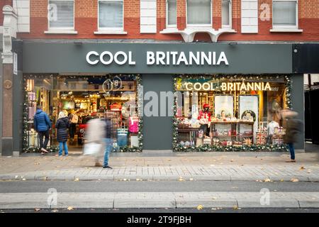 LONDON – 23. NOVEMBER 2023: Cooler Britannia Souvenir- und Souvenirladen und bewegungsunscharfe Käufer in der Oxford Street, einem Wahrzeichen des Einzelhandels Stockfoto