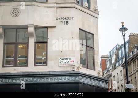 LONDON - 23. NOVEMBER 2023: 116 Oxford Street Gebäude, Büro- und Einzelhandelsstandort Stockfoto