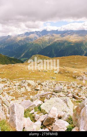 Vertikale Ansicht der alpinen Berge, Bellwald, Wallis, schweiz, Herbstsaison Stockfoto