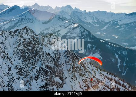 Gleitschirmfliegen im Oberstdorfer Gebirge in Bayern im Winter Stockfoto