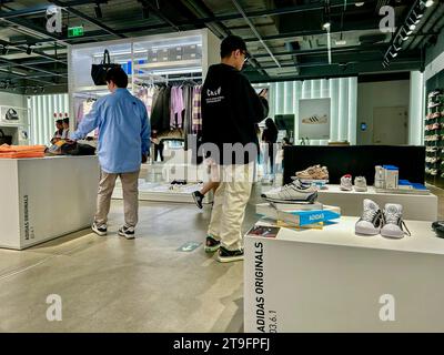 Peking, China, Weitwinkelansicht, kleine Gruppe Junge Leute, Shopping asia Choice in Adidas Sneakers, Sport Clothing Store, „Wangfujing Street » Stockfoto