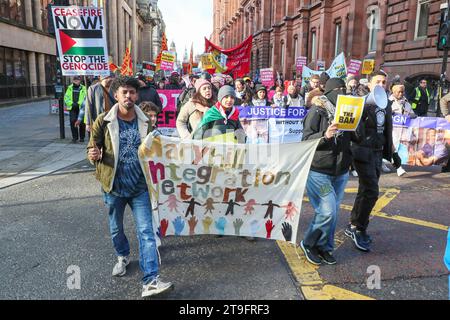 November 23. Glasgow, Großbritannien. Die jährliche St. Andrew's Day Parade fand im Stadtzentrum von Glasgow statt, in der sich verschiedene linke, sozialistische und politische Gruppen aufhielten. Die Parade findet jährlich am letzten Samstag im November statt. ANAS SARWAR, MSP, Vorsitzender der Scottish Labour Party, nahm an der Parade Teil. Quelle: Findlay/Alamy Live News Stockfoto