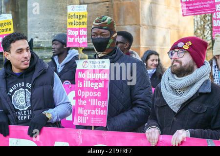 November 23. Glasgow, Großbritannien. Die jährliche St. Andrew's Day Parade fand im Stadtzentrum von Glasgow statt, in der sich verschiedene linke, sozialistische und politische Gruppen aufhielten. Die Parade findet jährlich am letzten Samstag im November statt. ANAS SARWAR, MSP, Vorsitzender der Scottish Labour Party, nahm an der Parade Teil. Quelle: Findlay/Alamy Live News Stockfoto