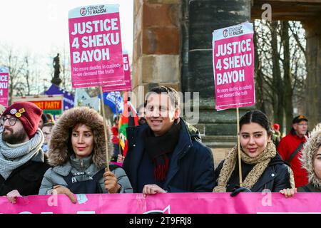 November 23. Glasgow, Großbritannien. Die jährliche St. Andrew's Day Parade fand im Stadtzentrum von Glasgow statt, in der sich verschiedene linke, sozialistische und politische Gruppen aufhielten. Die Parade findet jährlich am letzten Samstag im November statt. ANAS SARWAR, MSP, Vorsitzender der Scottish Labour Party, nahm an der Parade Teil. Quelle: Findlay/Alamy Live News Stockfoto