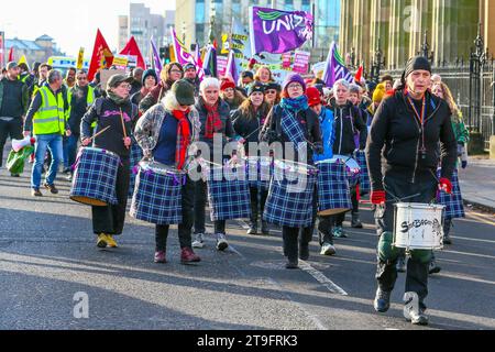 November 23. Glasgow, Großbritannien. Die jährliche St. Andrew's Day Parade fand im Stadtzentrum von Glasgow statt, in der sich verschiedene linke, sozialistische und politische Gruppen aufhielten. Die Parade findet jährlich am letzten Samstag im November statt. ANAS SARWAR, MSP, Vorsitzender der Scottish Labour Party, nahm an der Parade Teil. Quelle: Findlay/Alamy Live News Stockfoto