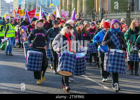November 23. Glasgow, Großbritannien. Die jährliche St. Andrew's Day Parade fand im Stadtzentrum von Glasgow statt, in der sich verschiedene linke, sozialistische und politische Gruppen aufhielten. Die Parade findet jährlich am letzten Samstag im November statt. ANAS SARWAR, MSP, Vorsitzender der Scottish Labour Party, nahm an der Parade Teil. Quelle: Findlay/Alamy Live News Stockfoto