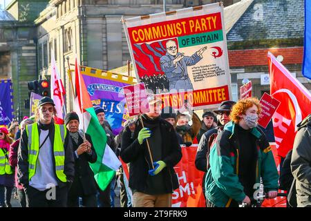 November 23. Glasgow, Großbritannien. Die jährliche St. Andrew's Day Parade fand im Stadtzentrum von Glasgow statt, in der sich verschiedene linke, sozialistische und politische Gruppen aufhielten. Die Parade findet jährlich am letzten Samstag im November statt. ANAS SARWAR, MSP, Vorsitzender der Scottish Labour Party, nahm an der Parade Teil. Quelle: Findlay/Alamy Live News Stockfoto