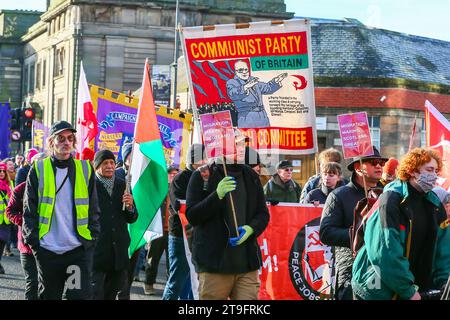 November 23. Glasgow, Großbritannien. Die jährliche St. Andrew's Day Parade fand im Stadtzentrum von Glasgow statt, in der sich verschiedene linke, sozialistische und politische Gruppen aufhielten. Die Parade findet jährlich am letzten Samstag im November statt. ANAS SARWAR, MSP, Vorsitzender der Scottish Labour Party, nahm an der Parade Teil. Quelle: Findlay/Alamy Live News Stockfoto