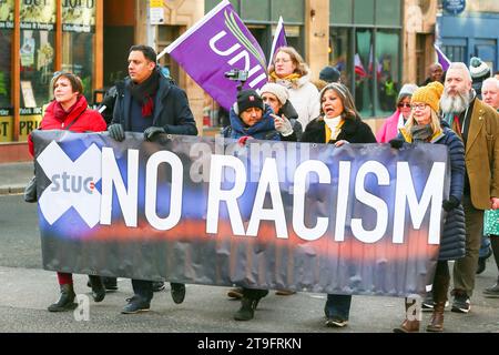 November 23. Glasgow, Großbritannien. Die jährliche St. Andrew's Day Parade fand im Stadtzentrum von Glasgow statt, in der sich verschiedene linke, sozialistische und politische Gruppen aufhielten. Die Parade findet jährlich am letzten Samstag im November statt. ANAS SARWAR, MSP, Vorsitzender der Scottish Labour Party, nahm an der Parade Teil. Quelle: Findlay/Alamy Live News Stockfoto