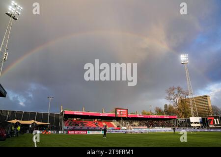 Rotterdam, Niederlande. November 2023. Rotterdam - Ein Regenbogen während des Spiels zwischen Excelsior und Feyenoord im Van Donge & de Roo Stadion am 25. November 2023 in Rotterdam, Niederlande. Credit: Box to Box Pictures/Alamy Live News Stockfoto