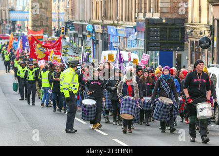 November 23. Glasgow, Großbritannien. Die jährliche St. Andrew's Day Parade fand im Stadtzentrum von Glasgow statt, in der sich verschiedene linke, sozialistische und politische Gruppen aufhielten. Die Parade findet jährlich am letzten Samstag im November statt. ANAS SARWAR, MSP, Vorsitzender der Scottish Labour Party, nahm an der Parade Teil. Quelle: Findlay/Alamy Live News Stockfoto