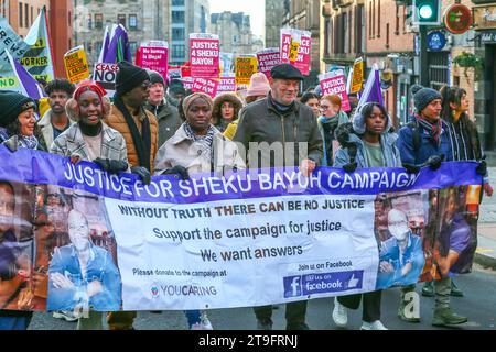 November 23. Glasgow, Großbritannien. Die jährliche St. Andrew's Day Parade fand im Stadtzentrum von Glasgow statt, in der sich verschiedene linke, sozialistische und politische Gruppen aufhielten. Die Parade findet jährlich am letzten Samstag im November statt. ANAS SARWAR, MSP, Vorsitzender der Scottish Labour Party, nahm an der Parade Teil. Quelle: Findlay/Alamy Live News Stockfoto