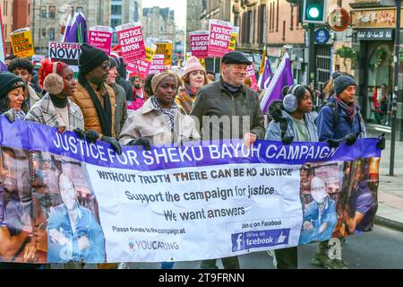 November 23. Glasgow, Großbritannien. Die jährliche St. Andrew's Day Parade fand im Stadtzentrum von Glasgow statt, in der sich verschiedene linke, sozialistische und politische Gruppen aufhielten. Die Parade findet jährlich am letzten Samstag im November statt. ANAS SARWAR, MSP, Vorsitzender der Scottish Labour Party, nahm an der Parade Teil. Quelle: Findlay/Alamy Live News Stockfoto