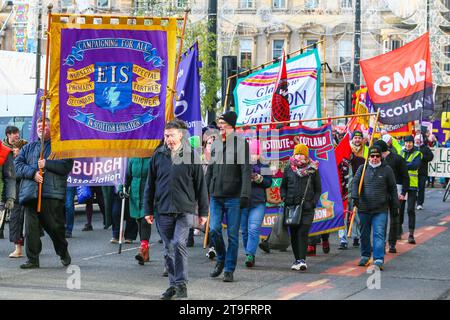 November 23. Glasgow, Großbritannien. Die jährliche St. Andrew's Day Parade fand im Stadtzentrum von Glasgow statt, in der sich verschiedene linke, sozialistische und politische Gruppen aufhielten. Die Parade findet jährlich am letzten Samstag im November statt. ANAS SARWAR, MSP, Vorsitzender der Scottish Labour Party, nahm an der Parade Teil. Quelle: Findlay/Alamy Live News Stockfoto