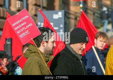 November 23. Glasgow, Großbritannien. Die jährliche St. Andrew's Day Parade fand im Stadtzentrum von Glasgow statt, in der sich verschiedene linke, sozialistische und politische Gruppen aufhielten. Die Parade findet jährlich am letzten Samstag im November statt. ANAS SARWAR, MSP, Vorsitzender der Scottish Labour Party, nahm an der Parade Teil. Quelle: Findlay/Alamy Live News Stockfoto