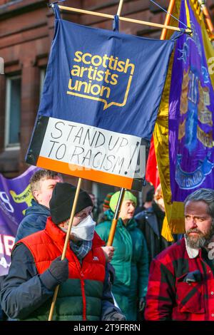November 23. Glasgow, Großbritannien. Die jährliche St. Andrew's Day Parade fand im Stadtzentrum von Glasgow statt, in der sich verschiedene linke, sozialistische und politische Gruppen aufhielten. Die Parade findet jährlich am letzten Samstag im November statt. ANAS SARWAR, MSP, Vorsitzender der Scottish Labour Party, nahm an der Parade Teil. Quelle: Findlay/Alamy Live News Stockfoto