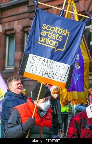 November 23. Glasgow, Großbritannien. Die jährliche St. Andrew's Day Parade fand im Stadtzentrum von Glasgow statt, in der sich verschiedene linke, sozialistische und politische Gruppen aufhielten. Die Parade findet jährlich am letzten Samstag im November statt. ANAS SARWAR, MSP, Vorsitzender der Scottish Labour Party, nahm an der Parade Teil. Quelle: Findlay/Alamy Live News Stockfoto